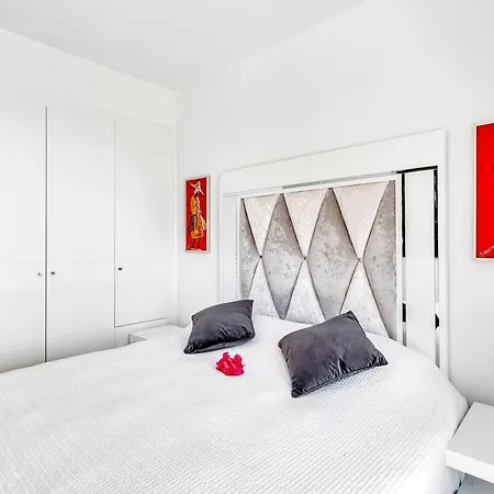 Blue Lady By The Sea *